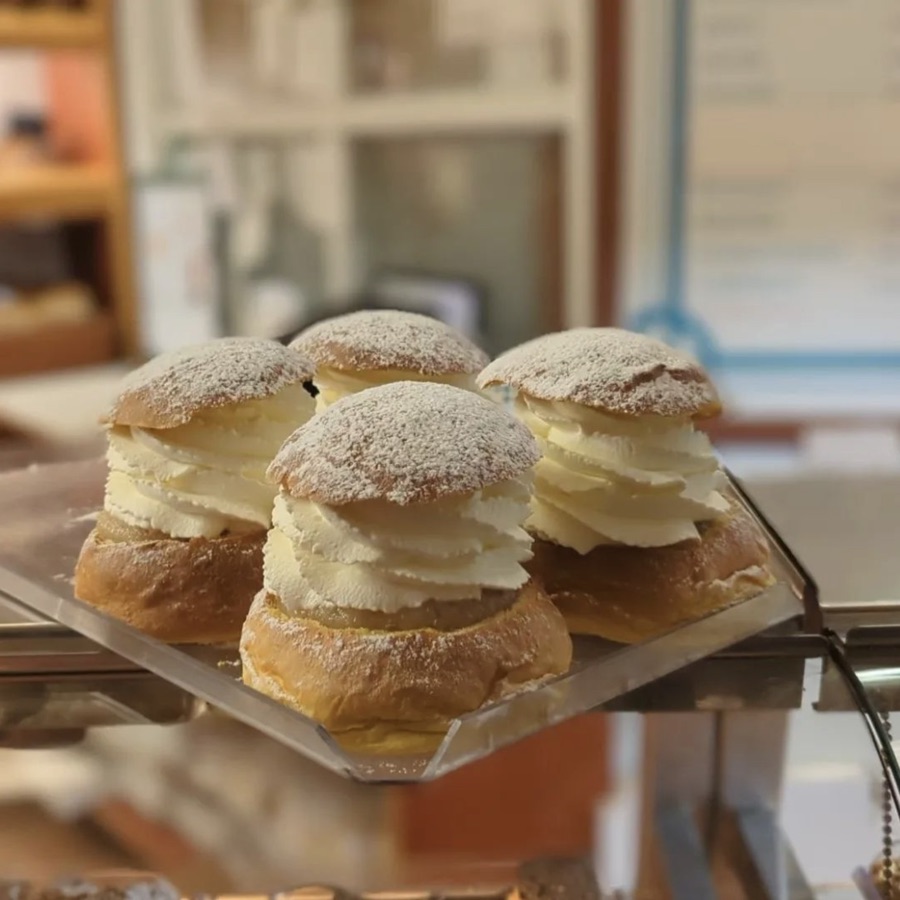 Droppens berömda semla i Sundbyberg med mandelmassa och grädde