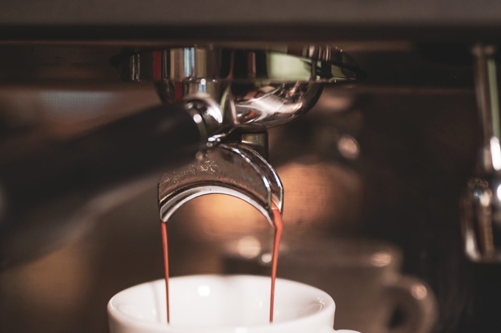 Kopp färskt kaffe med nymalda bönor i konditoriet i Sundbyberg