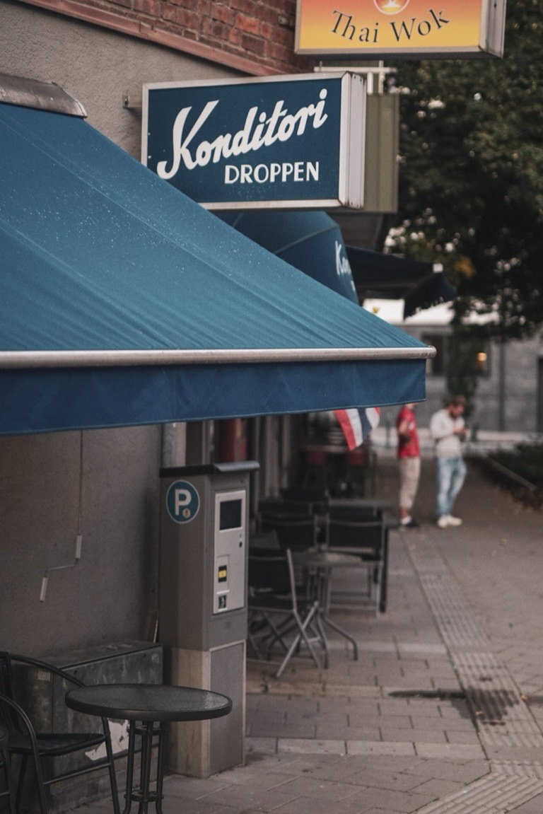 Färska bakverk och bröd i montern hos Droppens Konditori i Sundbyberg